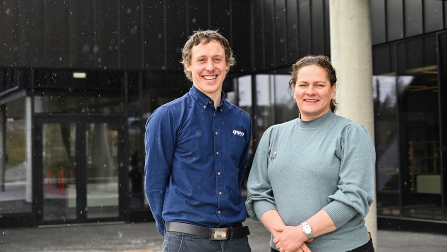 Photo of Vegard Smenes and Anne Margrethe Solheim Stormo outside the hotel after Genos Annual meeting.